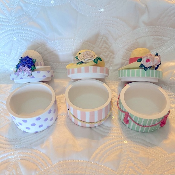 “Hat Box” Trinket Boxes by Twos Company. Set of 3 - Picture 8 of 9